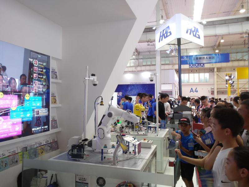 批量培訓(xùn)工業(yè)機(jī)器人應(yīng)用工程師 破解先進(jìn)制造業(yè)人才瓶頸